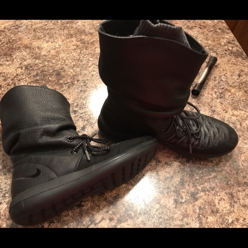 Ladies Nike Rosche Flyknit black booties sz 7.5